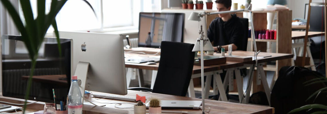 Homme dans un open space d’une agence digitale