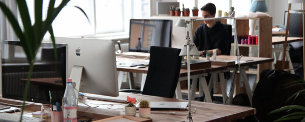 Homme dans un open space d’une agence digitale