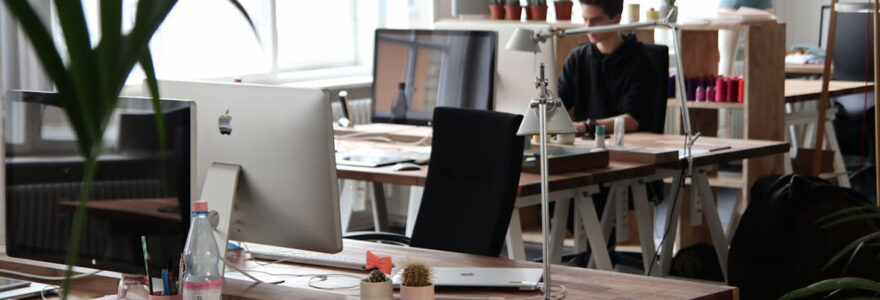 Homme dans un open space d’une agence digitale